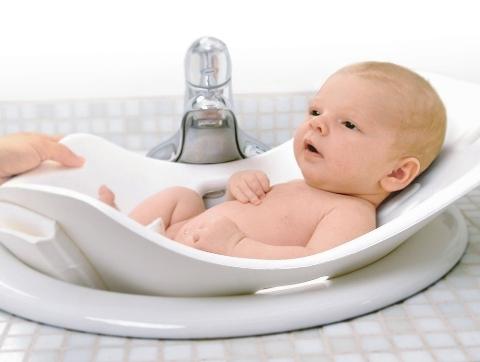 Vad ska föräldrar veta när de förbereder barnets första badning?