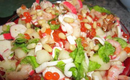 Hur man kompletterar salladen med räkor och bläckfisk och kaviar