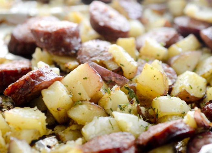 Läckra maträtt - potatis med korv i ugnen