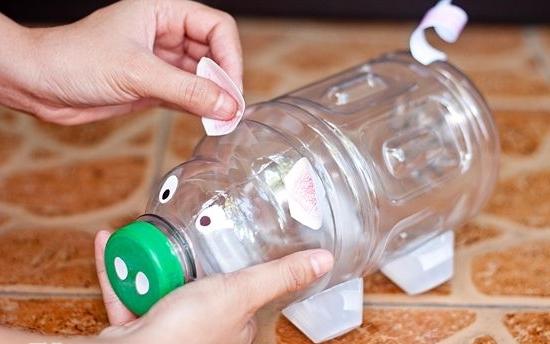 Piglet av plastflaskor - det är lätt att göra det med egna händer!