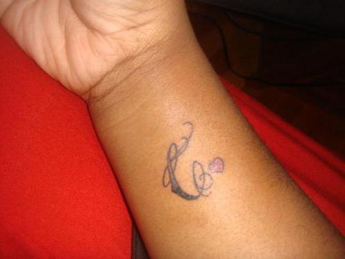 Vad kan betyda en tatuering med bokstaven "C"