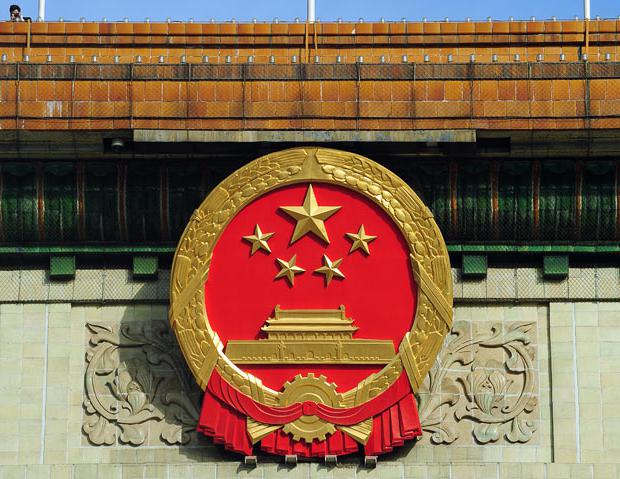 Vad symboliserar Kinas flagga och vapensköld? Vad är deras historia?