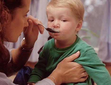 Hur man behandlar torr hosta hos barn?