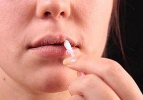 Hur man snabbt härdar herpes på läpparna: råd av traditionell medicin