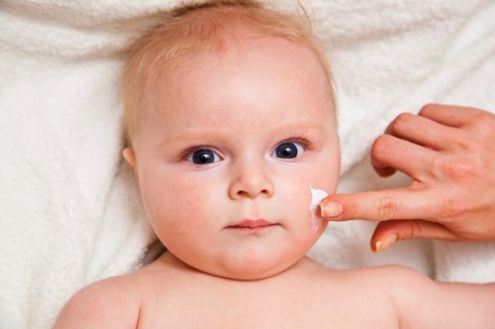 Hur är behandlingen av atopisk dermatit hos ett barn?